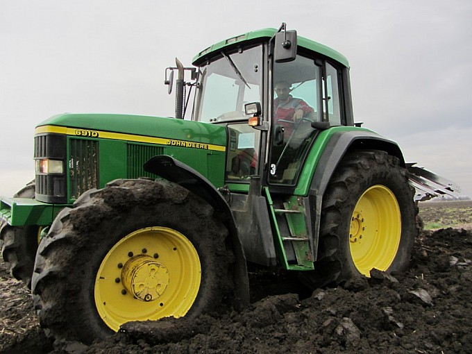 traktori john deere 6910